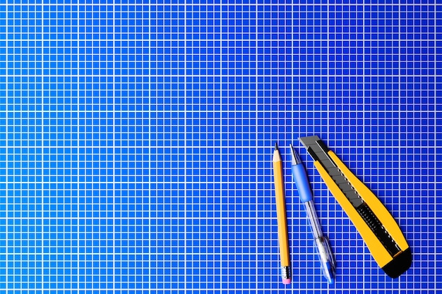 Illustration 3D d'un cutter stylo et crayon en style cartoon sur fond bleu Outil de menuiserie à la main pour l'atelier