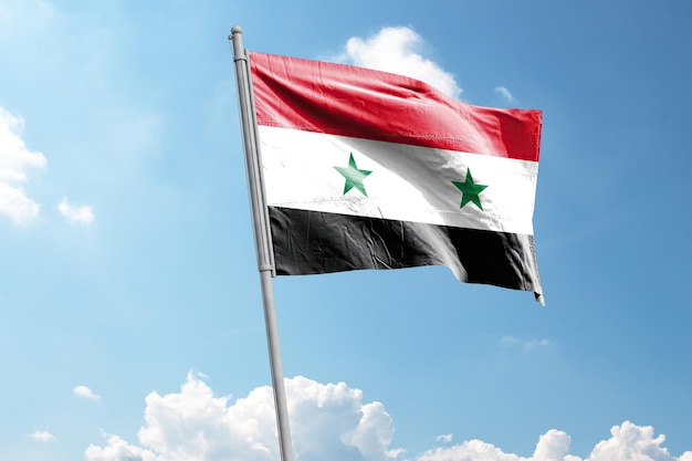 Illustration 3d Drapeau de la Syrie ondulant dans le vent contre un ciel bleu avec des nuages
