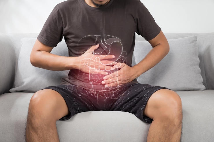 Photo l'illustration des organes internes se trouve sur le corps de l'homme homme souffrant d'inflammation viscérale