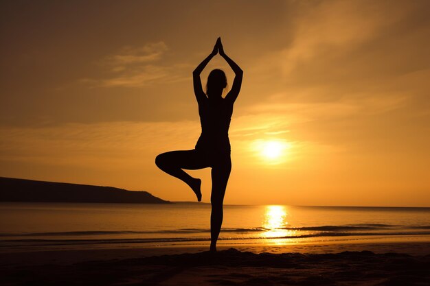 Illustration de la silhouette Femme asiatique pratiquant le yoga sur la plage au coucher du soleil Exercice de méditation