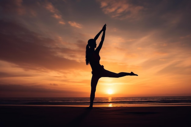 Illustration de la silhouette Femme asiatique pratiquant le yoga sur la plage au coucher du soleil Exercice de méditation