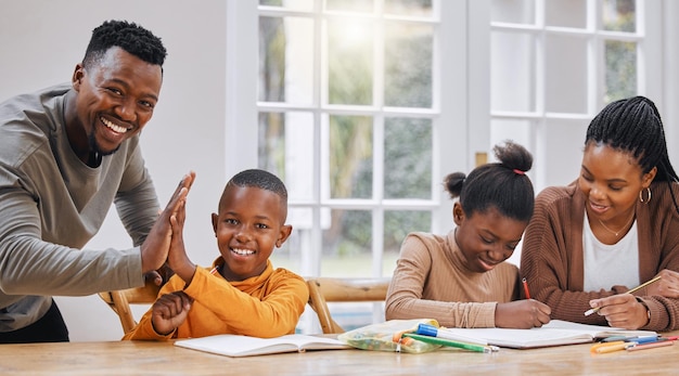 Ils font du bon travail Photo d'une jeune famille faisant ses devoirs ensemble à la maison