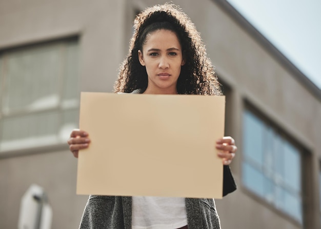 Ils ne peuvent pas prendre votre liberté Portrait recadré d'une jolie jeune femme tenant une pancarte tout en protestant pour ses droits