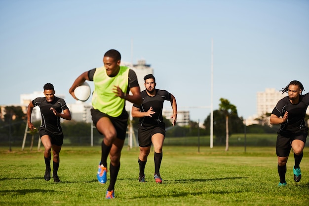 Ils ne peuvent pas suivre Plan complet d'un groupe diversifié de sportifs jouant un match de rugby pendant la journée