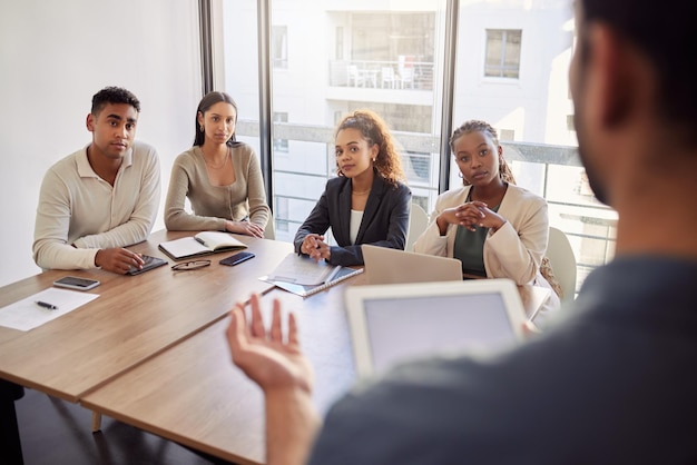 Photo ils ont l'esprit au bon endroit. plan d'un groupe d'hommes d'affaires ayant une réunion dans un bureau au travail.