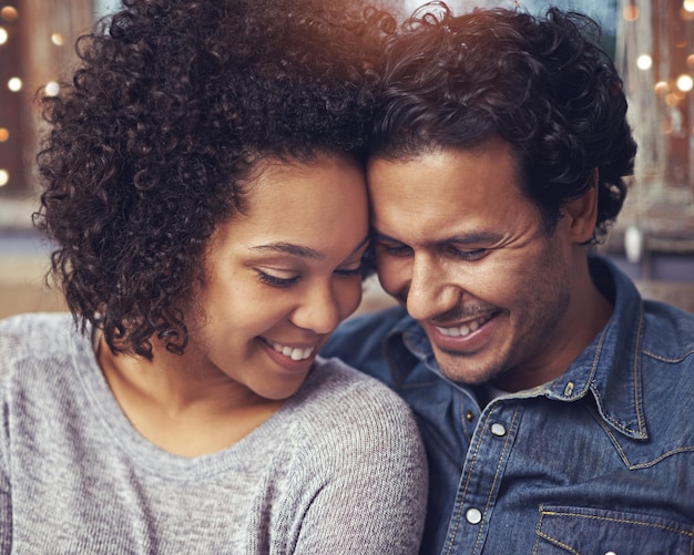 Ils s'adorent tout simplement Gros plan d'un couple heureux à la maison