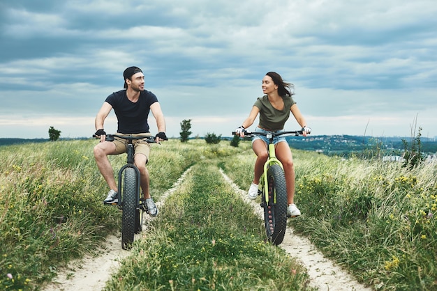 Ils se regardent rendez-vous romantique avec des vélos