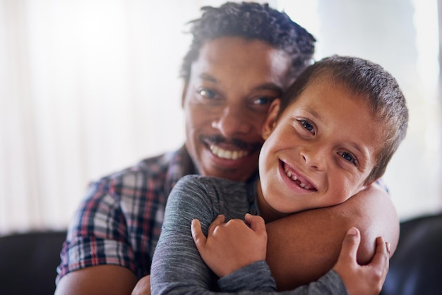 Ils seront toujours les meilleurs amis quoi qu'il arrive Portrait d'un père et de son fils passant du bon temps ensemble à la maison