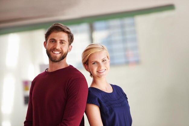 Ils sont un jeune couple puissant Photo d'un couple travaillant ensemble dans un bureau ouvert