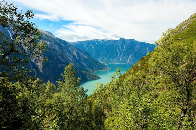 Image 4K de nuages spectaculaires et de touristes en randonnée à Preikestolen en Norvège