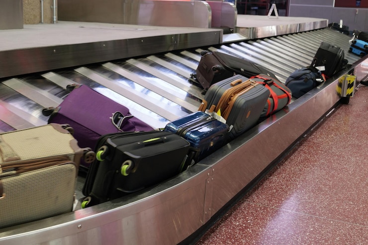 Photo image 4k ultra hd des bagages provenant du tapis roulant à l'aéroport arrivée voyage moment d'arrivée