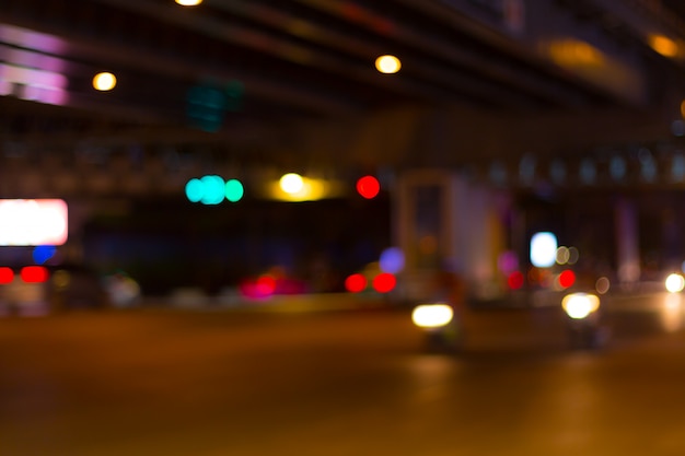 Image abstraite des lumières de bokeh dans la ville de bangkok.