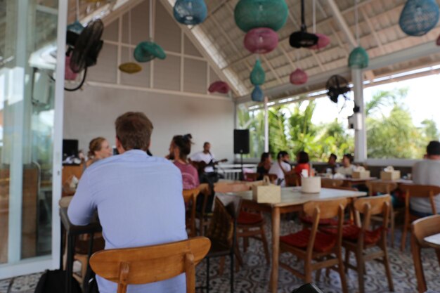 Image abstraite de personnes dans un café-café avec un arrière-plan flou