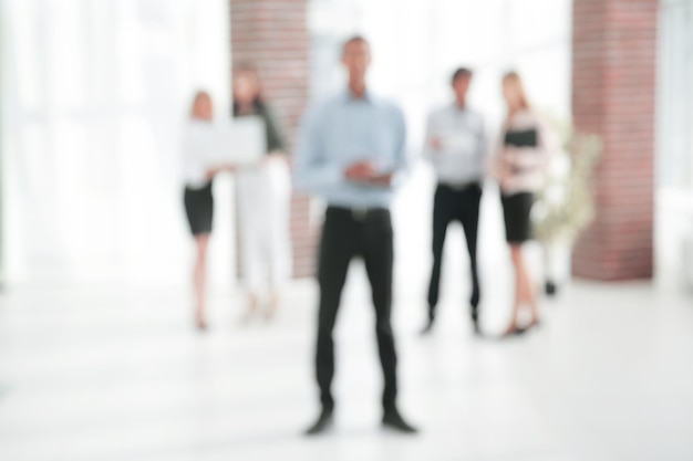 Image abstraite de personnes dans le hall d'un centre d'affaires moderne