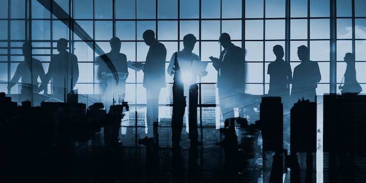 Photo image abstraite de la silhouette des gens d'affaires sur la fenêtre en verre