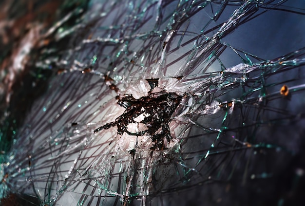 Image abstraite de la texture du verre brisé. Pare-brise de voiture cassé en gros plan. Voiture cassée et endommagée