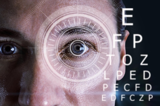 Photo image abstraite de la vue avec une lentille oculaire numérique de portrait d'homme européen attrayant et des lettres sur fond sombre chirurgie optique et concept d'optométriste