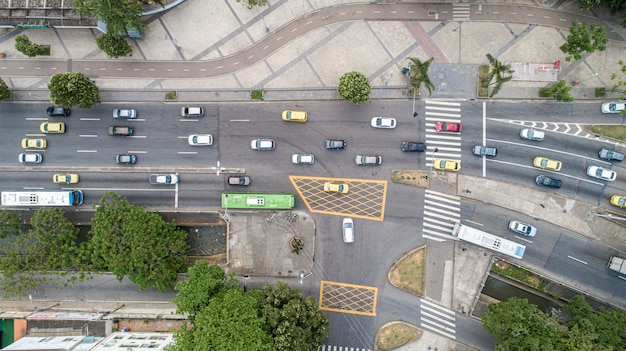 Image aérienne de la circulation dans une rue de Rio de Janeiro.