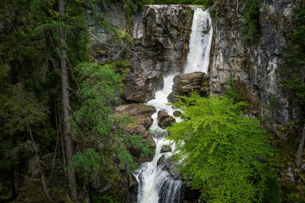 Photo image aérienne des magnifiques chutes d'eau d'aubach à scheffau am tennengebirge près de salzbourg, en autriche