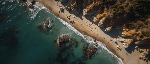 Une image aérienne de la plage et du littoralVue descendante de la rocaille de plage et de la mer avec les vagues d'eau d'été