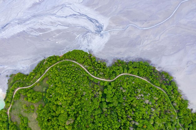 Photo image aérienne prise par un drone d'une route forestière et de résidus miniers inondés