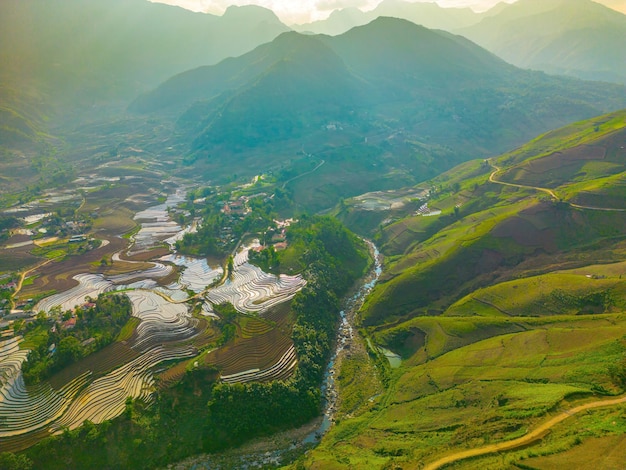Image aérienne des rizières en terrasses de la province de Sang Ma Sao Y Ty Lao Cai Vietnam Panorama du paysage des rizières en terrasses du Vietnam de Sang Ma Sao Rizières spectaculaires Prise de vue panoramique cousue