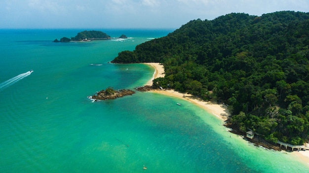 Image aérienne vue de dessus depuis un drone d'une magnifique plage de paysage de mer magnifique avec de l'eau turquoise