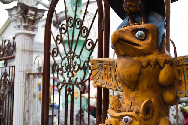 Image de l'aigle totémique jaune à l'extérieur d'une porte en fer forgé