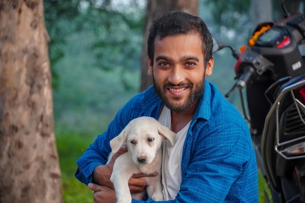 Image d'amant de chien, homme avec l'image mignonne de chien de rue indien - images mignonnes de chien de rue indien avec l'homme