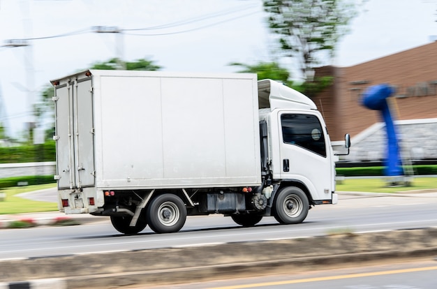 Image animée, petit camion blanc fonctionnant sur la route pour les entreprises de logistique.