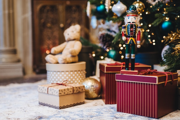 Image d'un arbre de Noël ou du nouvel an décoré avec de nombreux cadeaux contre l'intérieur de la maison