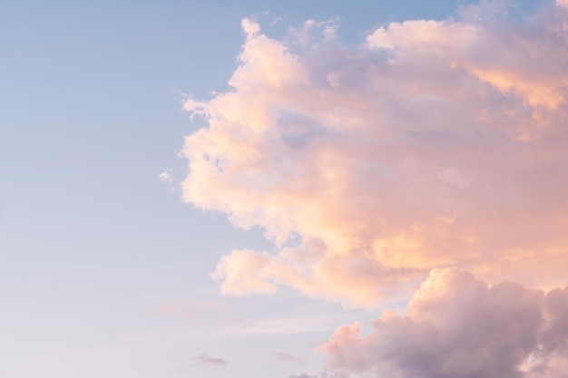 Image d'arrière-plan d'un ciel bleu clair avec des nuages roses et blancs pastel Beau motif de ciel par temps clair