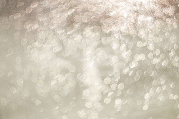 Image d'arrière-plan créative, légères gouttes d'eau transparentes en flou. Bokeh flou sur fond clair.