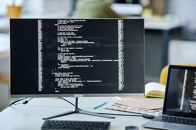 Image d'arrière-plan d'un écran d'ordinateur avec des lignes de code sur le bureau au bureau