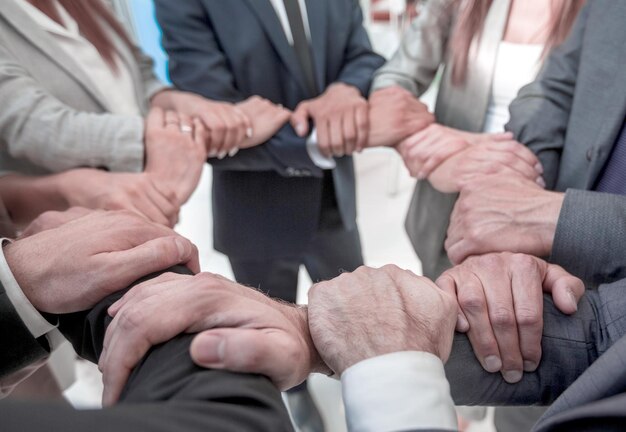 L'image d'arrière-plan de l'équipe commerciale a plié les mains formant un cercle