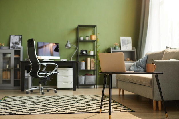 Image d'arrière-plan de l'intérieur confortable de la maison avec canapé au premier plan et espace de copie du lieu de travail du bureau à domicile