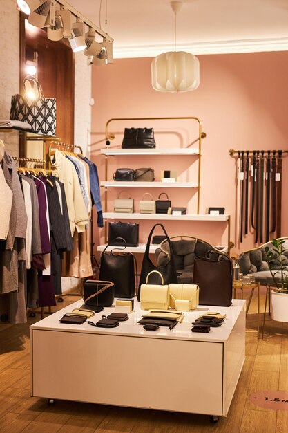 Photo image d'arrière-plan verticale de l'intérieur d'une boutique de vêtements vide en mettant l'accent sur l'espace de copie d'affichage des sacs