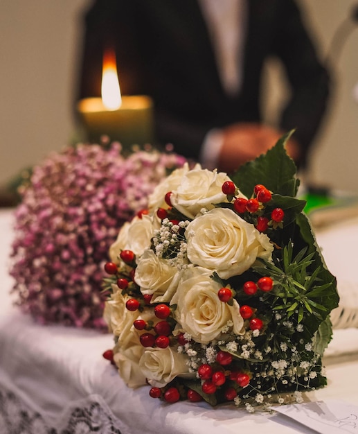 Image d'un autel dans une église catholique avec des bougies et des fleurs