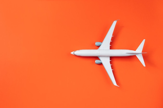 Image d'avion isolé sur fond rouge vide