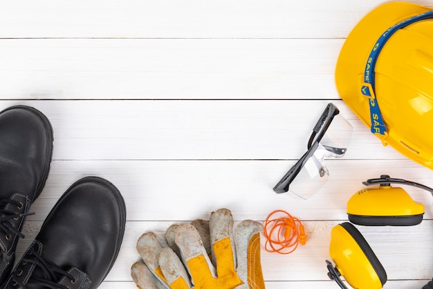 Photo image bannière de l'équipement de sécurité de construction plat poser sur du bois blanc.