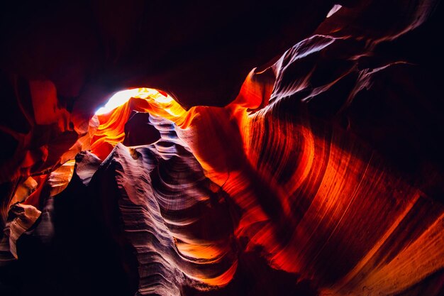 Photo image en basse tonalité avec le canyon d'antelope coloré dans la page arizona