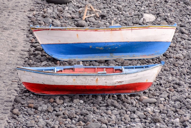 Une image d'un bateau de couleur