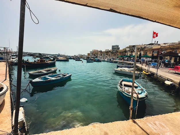 Photo une image de bateaux dans l'eau avec un drapeau rouge