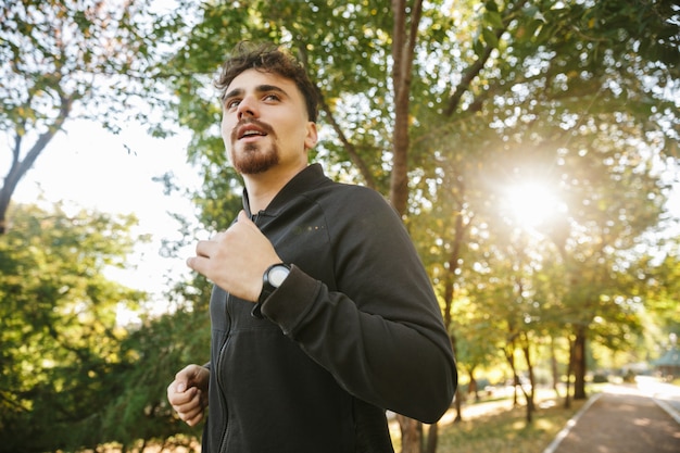 Image De Beau Jeune Coureur D'homme De Remise En Forme Sportive à L'extérieur Dans Le Parc.