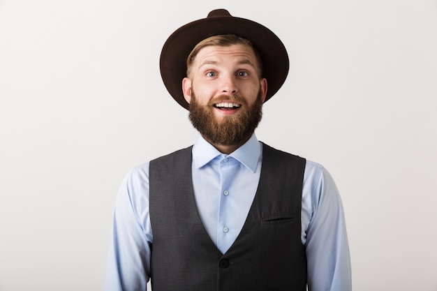 Photo image d'un beau jeune homme barbu choqué excité debout isolé sur mur blanc posant.