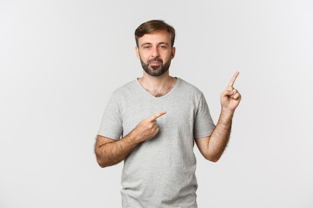 Image de beau mec barbu en t-shirt gris