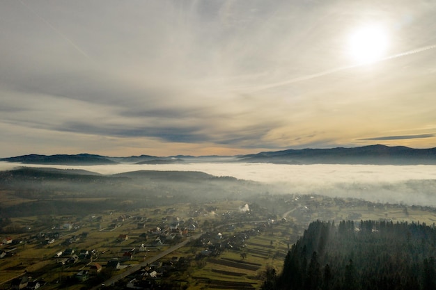 Image d'un beau village dans les montagnes vue sur le brouillard sur la petite ville de nombreuses maisons dans la montagne libanaise magnifique paysage pittoresque lieu rural concept de voyage et de vacances