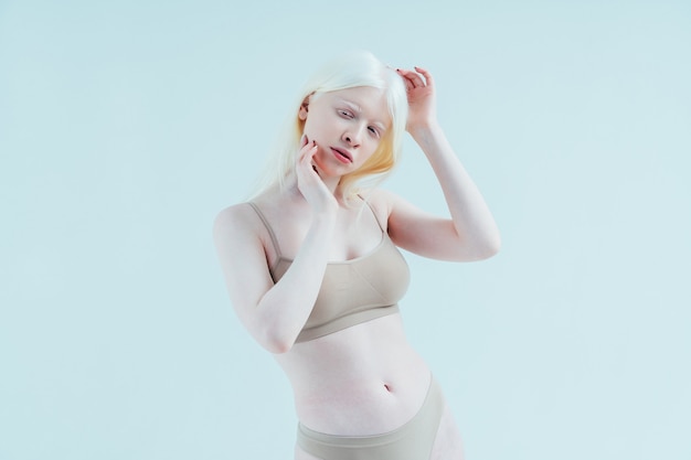 Image de beauté d'une fille albinos qui pose en studio portant de la lingerie