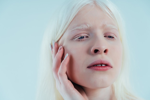 Image de beauté d'une fille albinos qui pose en studio portant de la lingerie