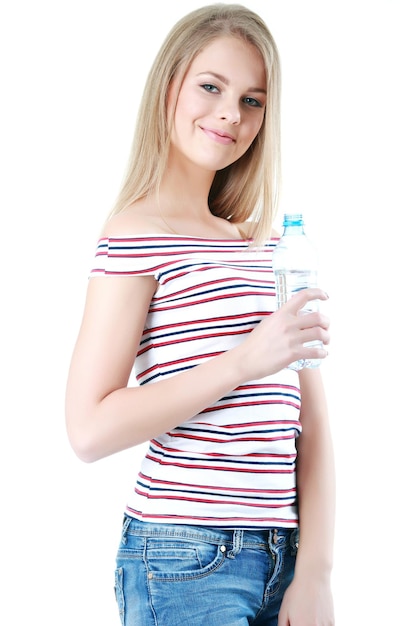 Image de belle femme avec une bouteille d&#39;eau